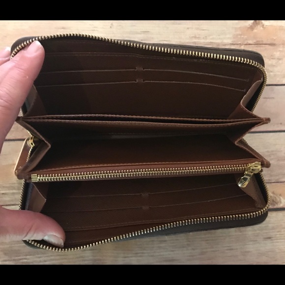 % Authentic Louis Vuitton Zippy Wallet - Picture 5 of 8